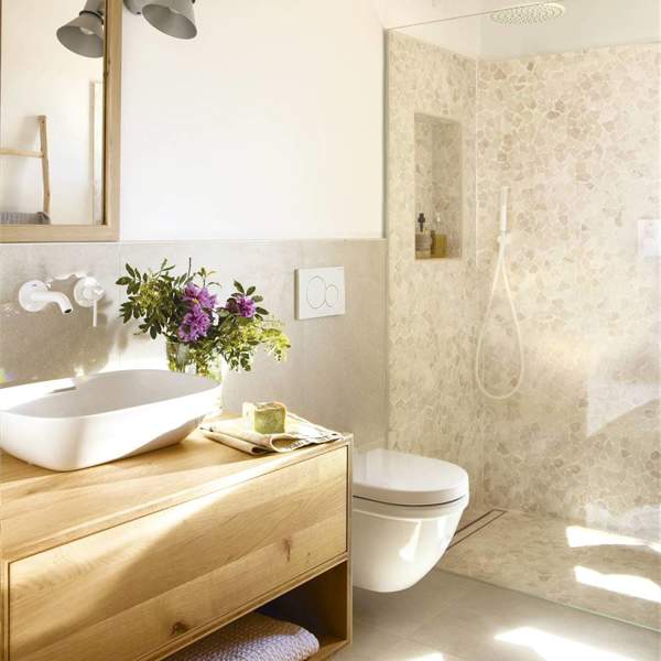 10 baños pequeños muy originales con soluciones de espacio que inspirarán tu próxima reforma