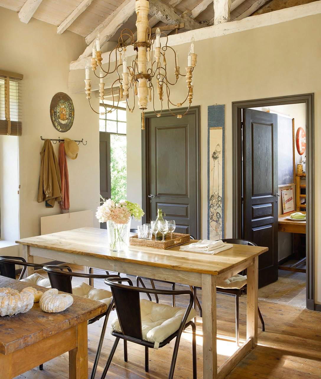 comedor rustico con mesa de madera y sillas francesas 