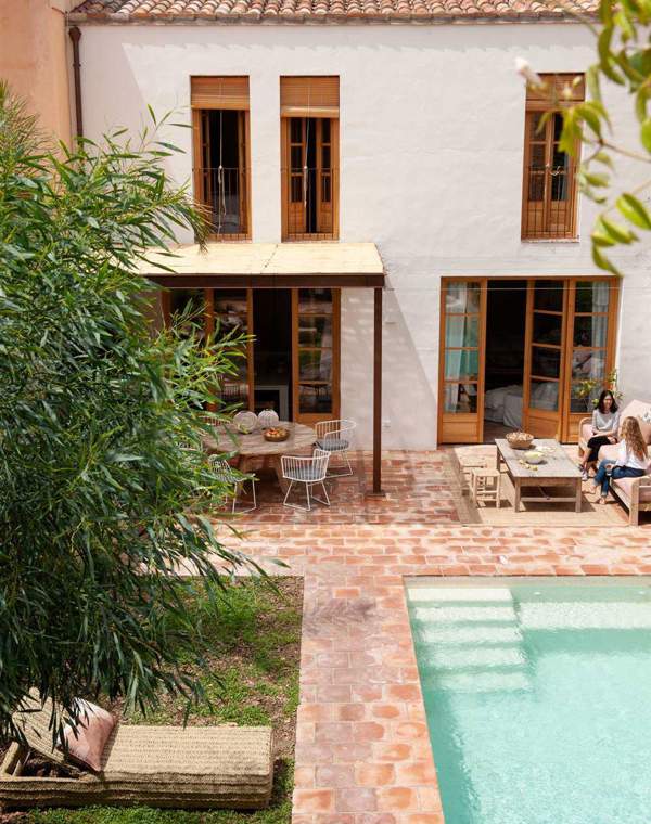Patios y terrazas con piscina en la ciudad: 8 ideas para no salir de casa en todo el verano