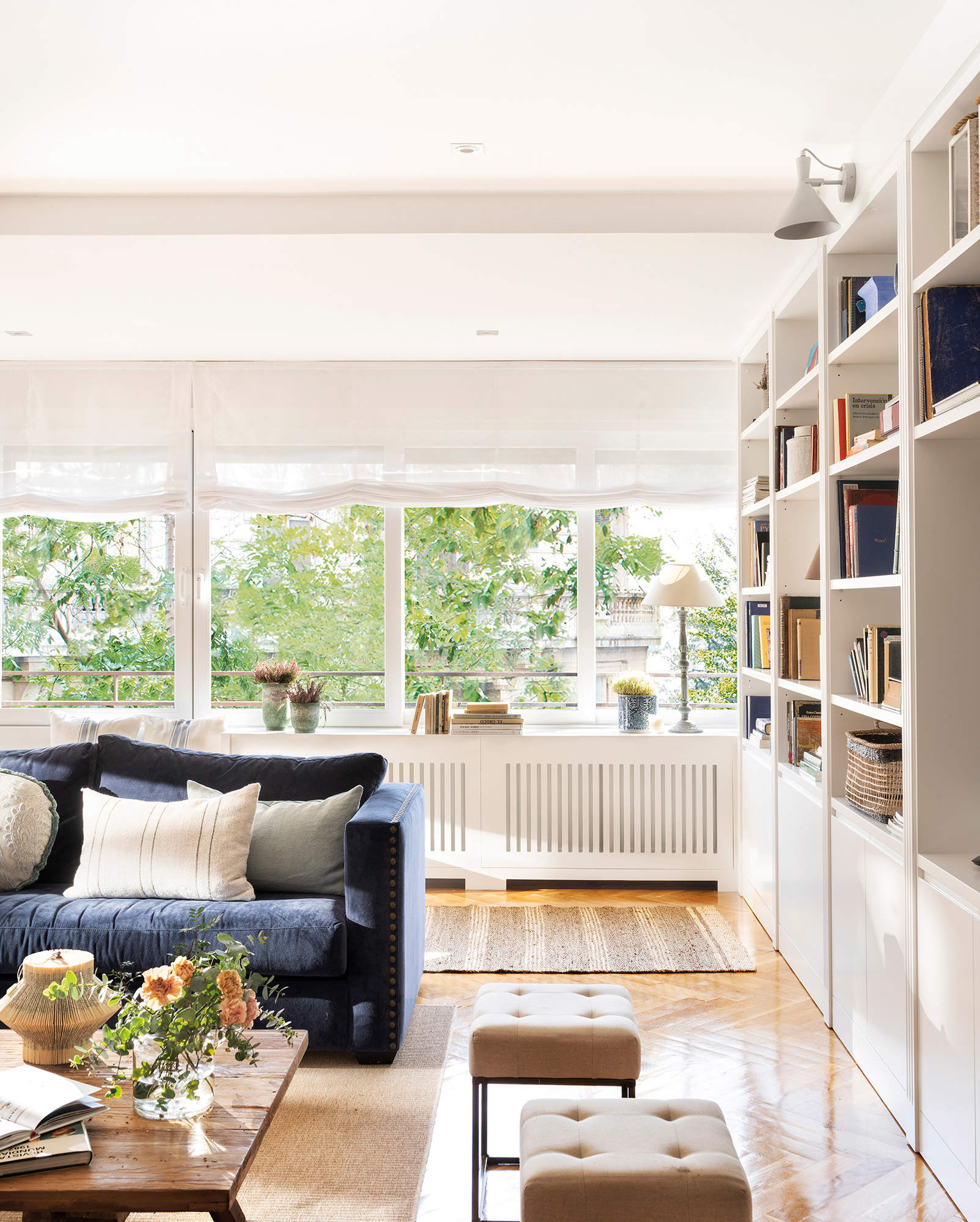 Mueble cubre radiador en blanco en el salón