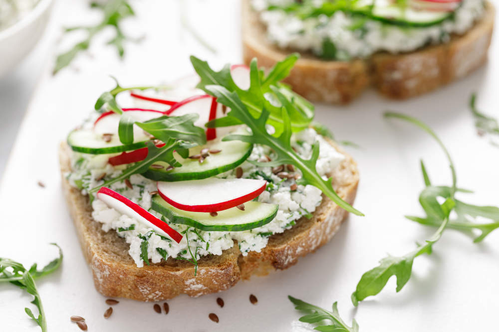 Tosta de pepino y rábano