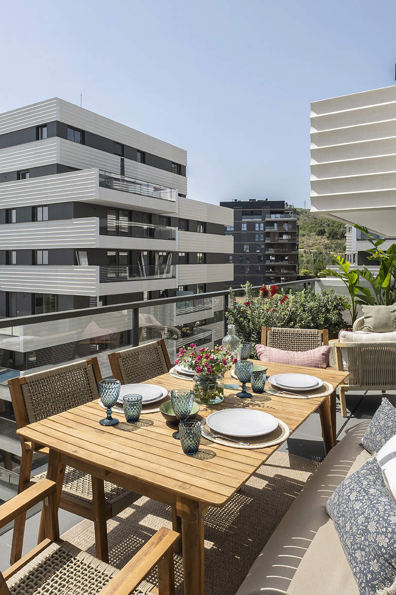 Una impresionante terraza con vistas a la ciudad.