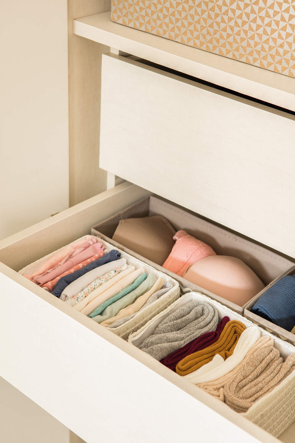 Cajón con camisetas y ropa interior doblada