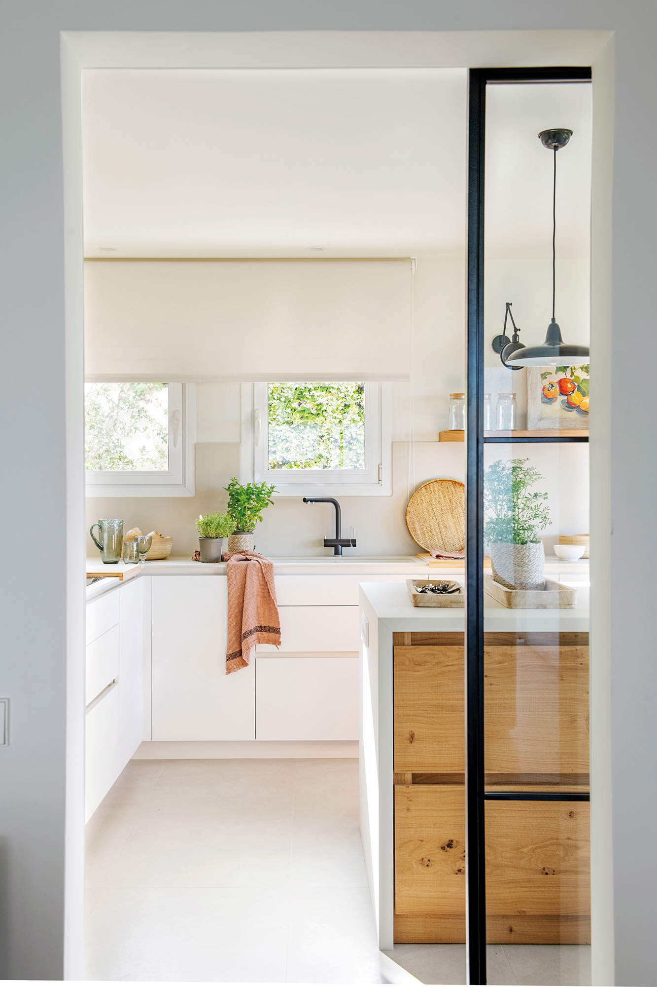 Cocina con muebles en color blanco y suelo blanco