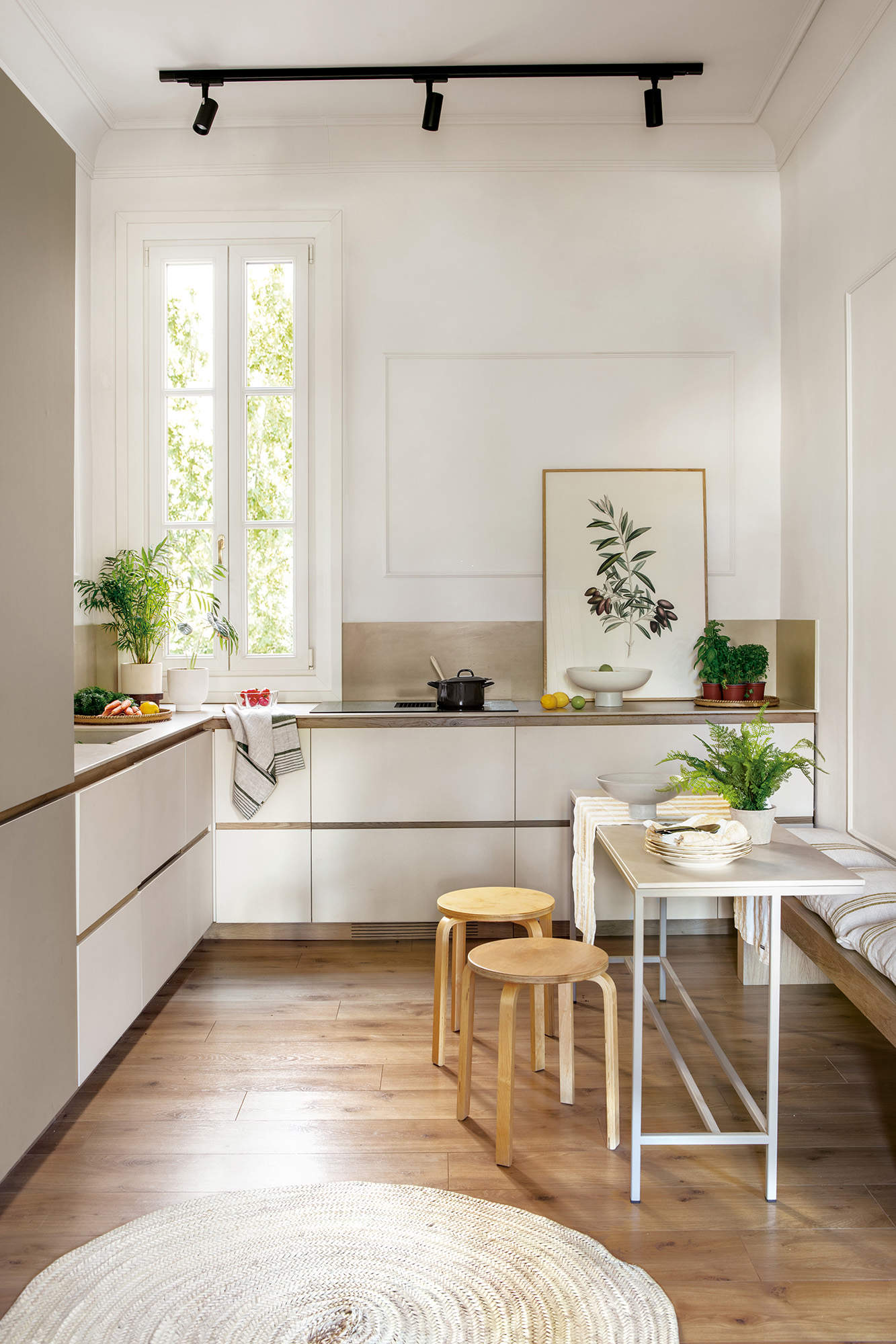 Cocina con muebles en blanco y suelo en madera