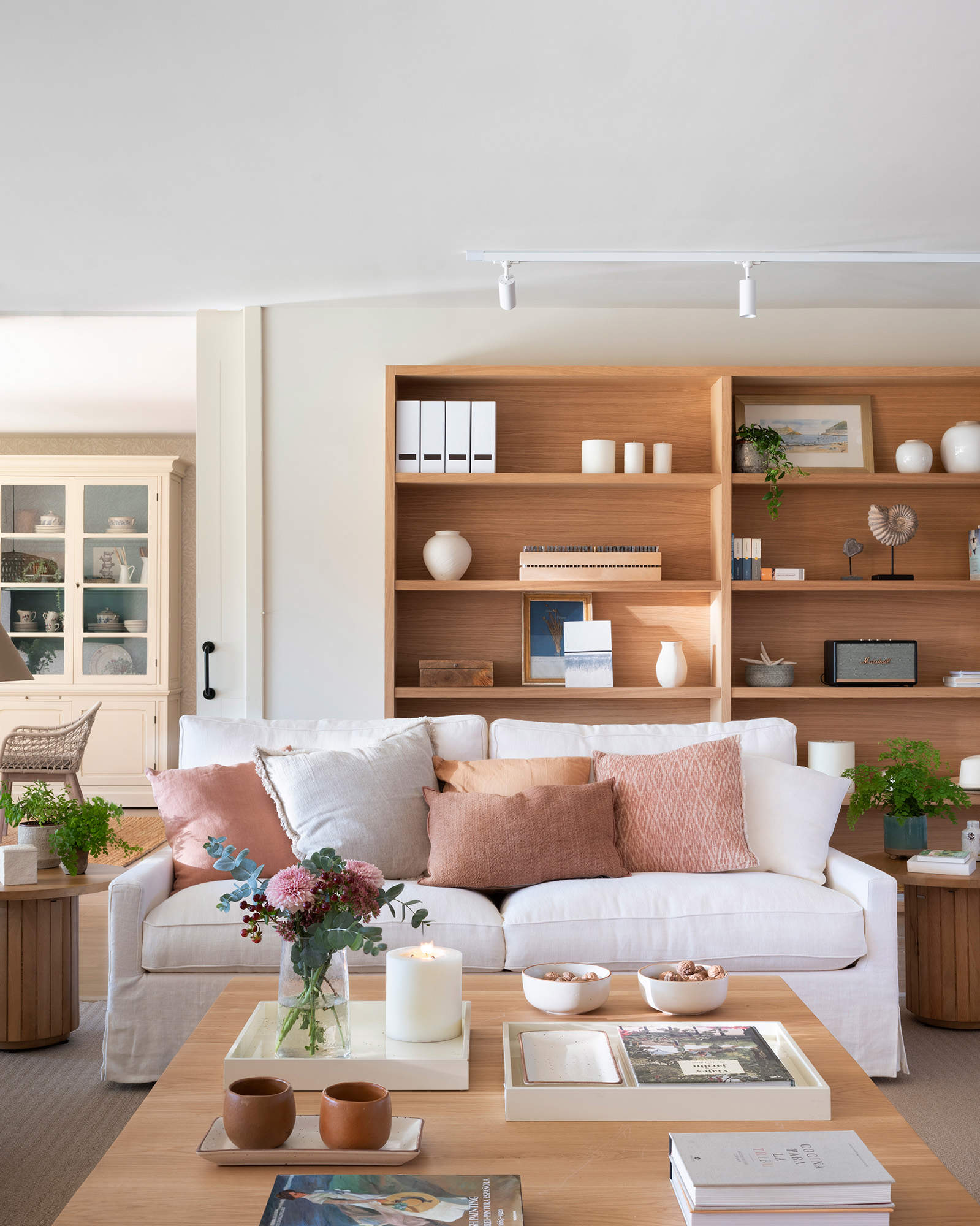 Librería de madera ubicada detrás del sofá en el salón