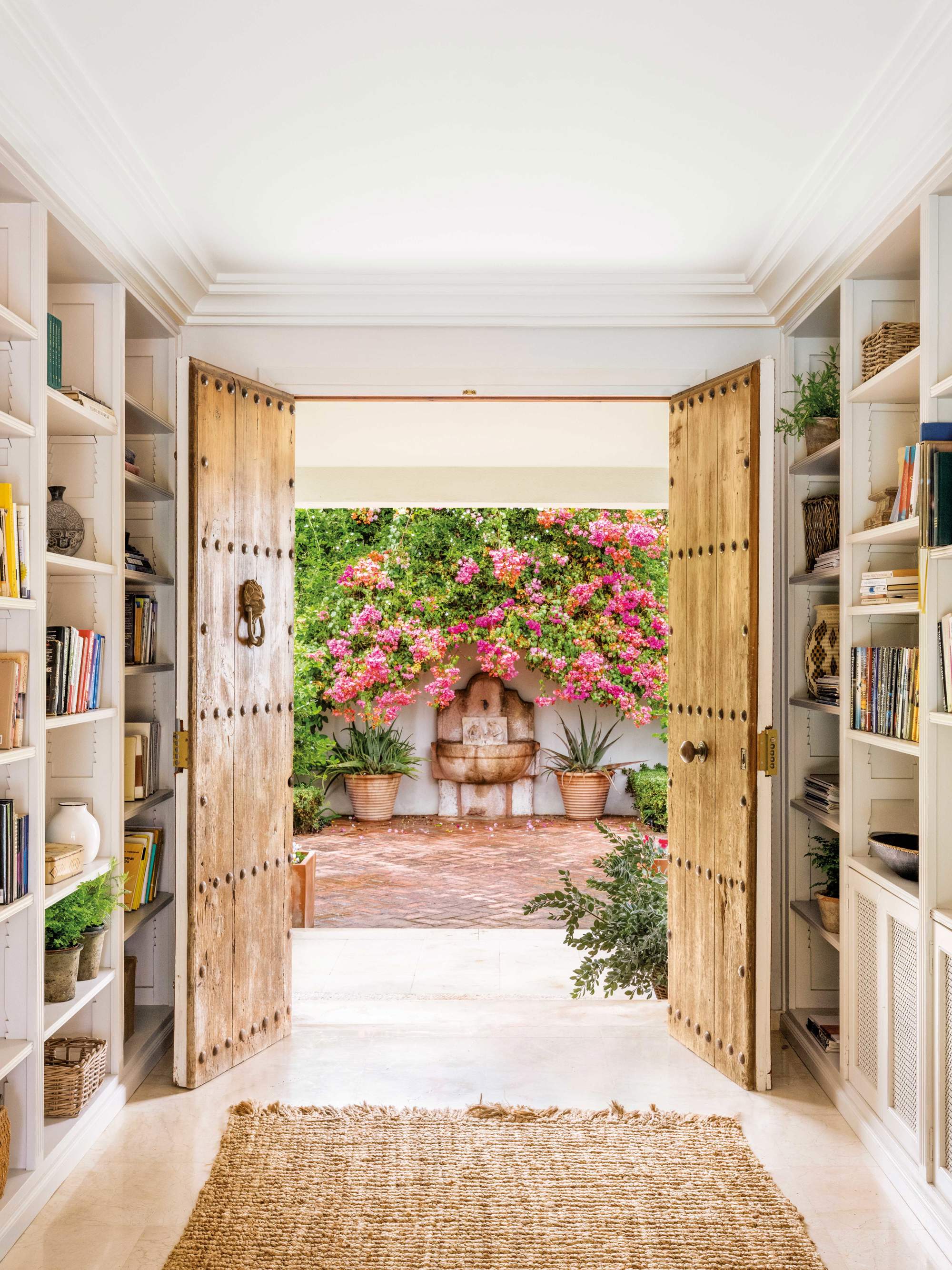 Patio con fuente rodeado de plantas