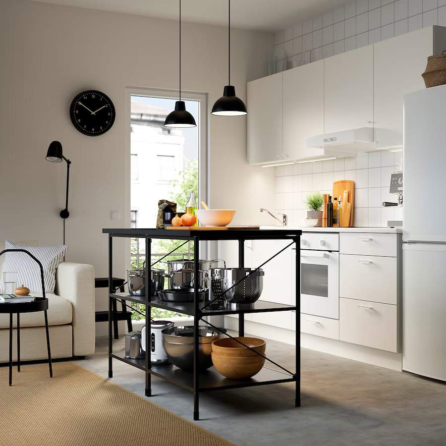 Cocina pequeña ENHET de color blanco con isla de IKEA.