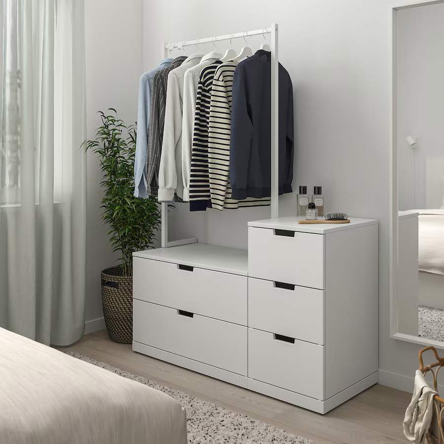 Cómoda de 5 cajones con colgador NORDLI en IKEA.