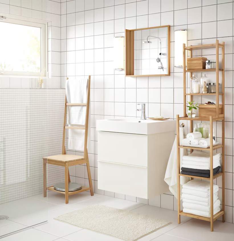 Baño pequeño con estante de bambú RÅGRUND de IKEA.