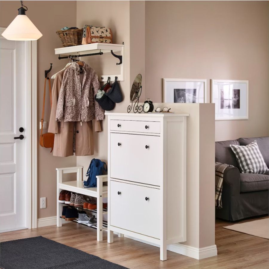 Ideas de ikea para pisos pequeños 2022 recibidor pequeño con zapatero hemnes blanco