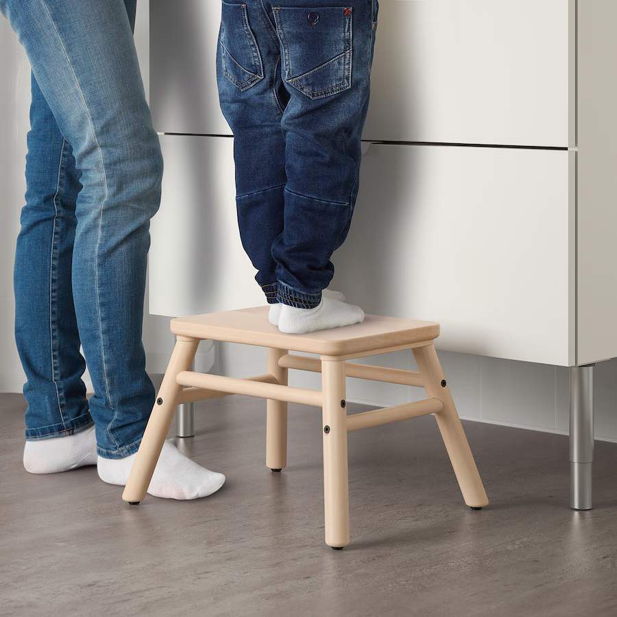 Baño pequeño con asiento VILTO de abedul de IKEA.