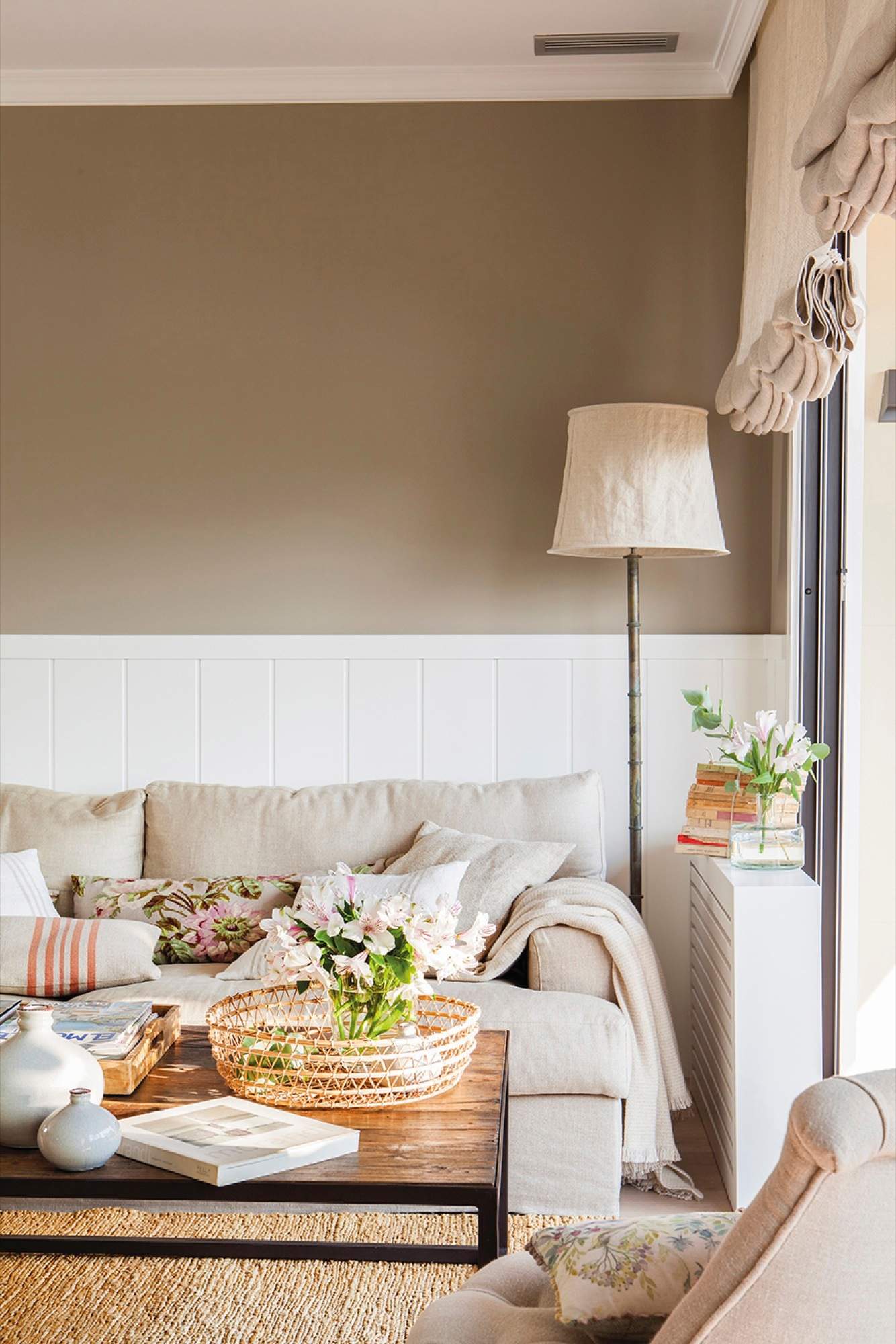 Salón con zócalo blanco de madera