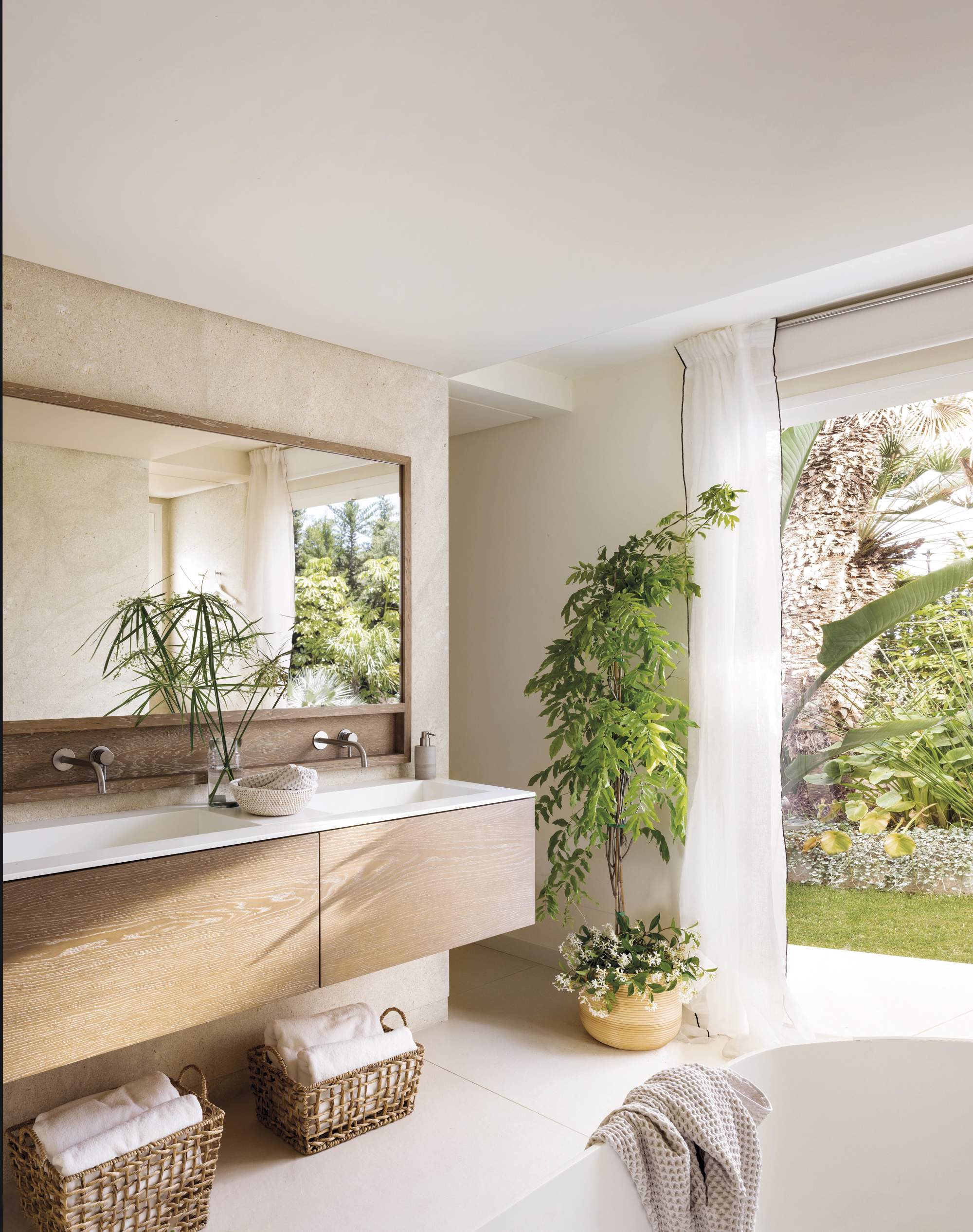 Baño moderno con mueble suspendido de madera.