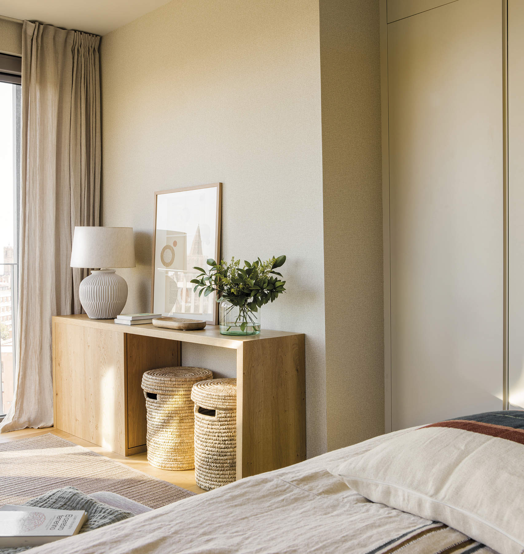 dormitorio con mueble de madera con cestas de mimbre