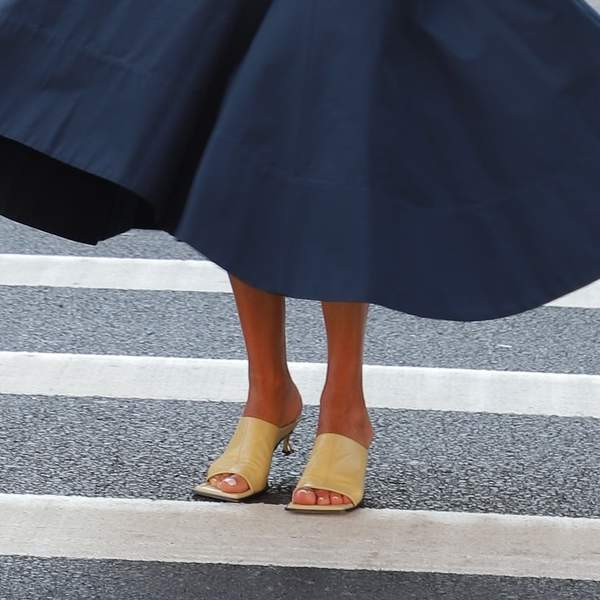 Las mujeres que rozan los 60 agotan estas sandalias planas con anillo: de Parfois, Zara, Massimo Dutti...