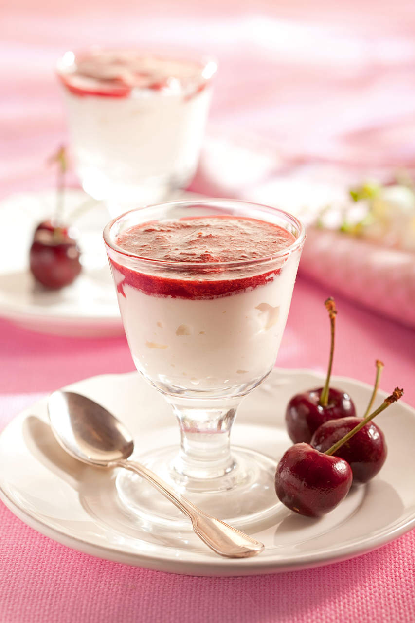 recetas con cerezas Mousse de yogur natural con cerezas