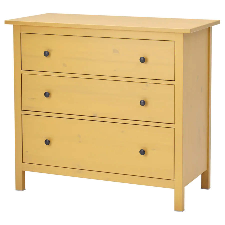 Cómoda HEMNES mostaza, de IKEA