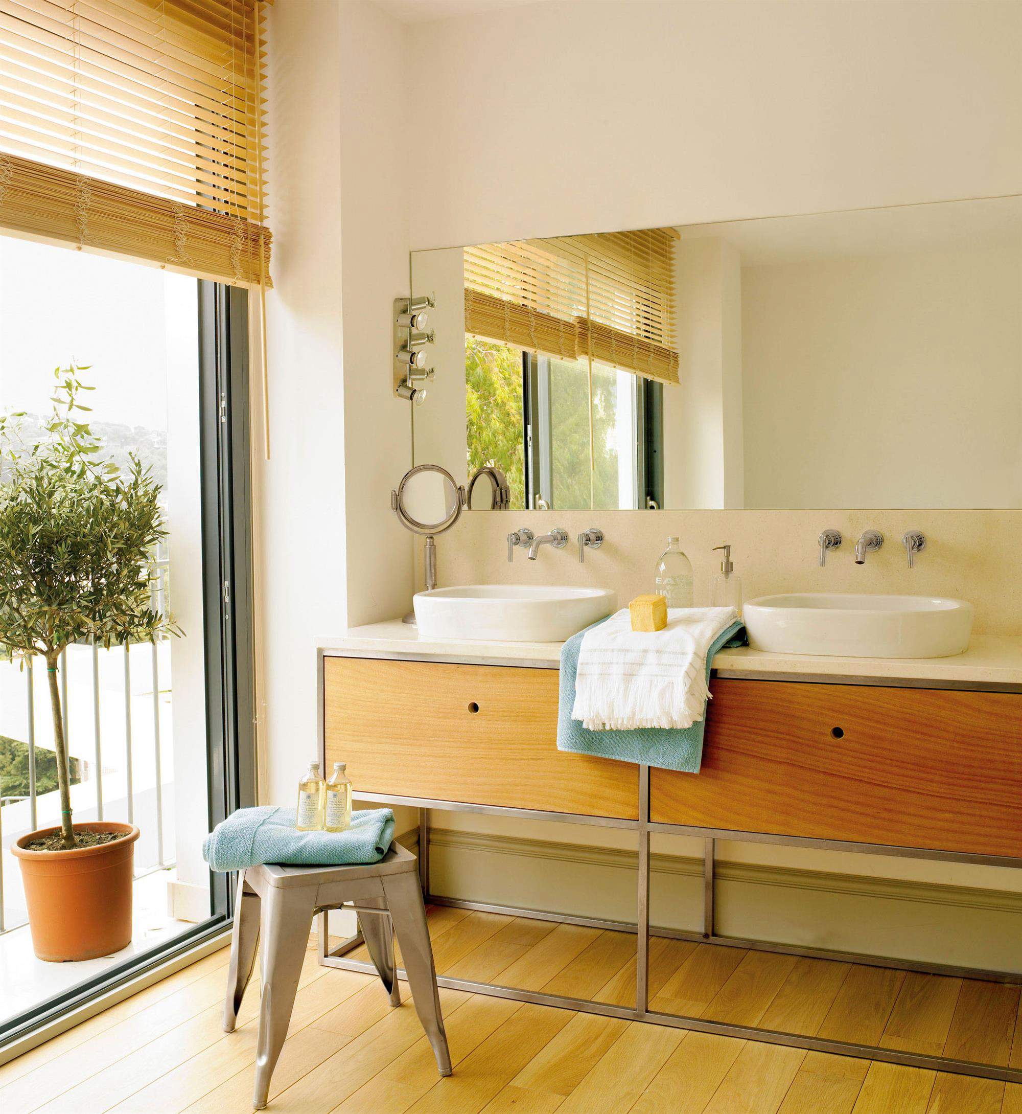 baño moderno con lavabo dible, lavamanos ovalados y mueble de madera de roble_00332188