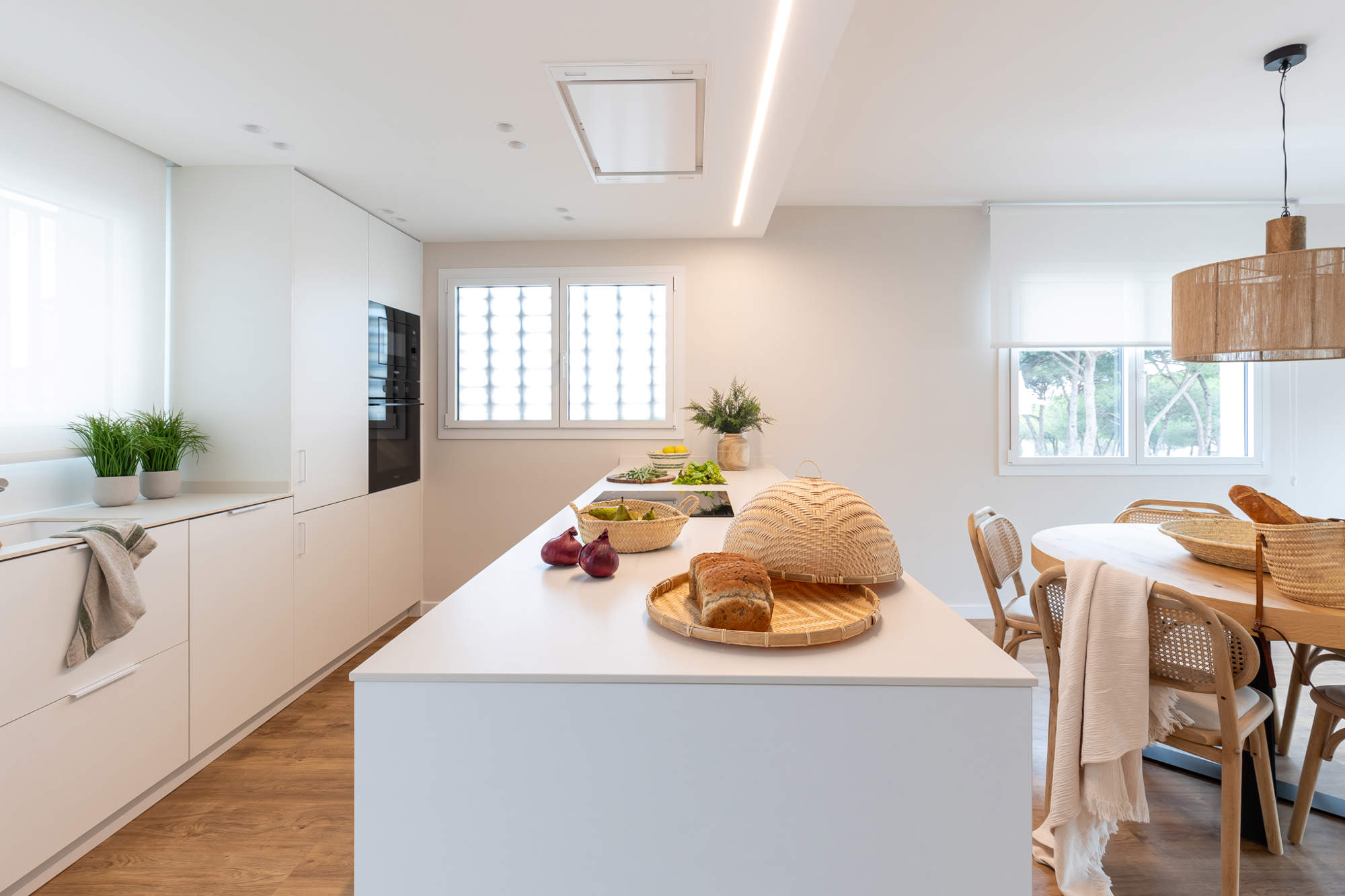 una cocina diáfana abierta al salón comedor