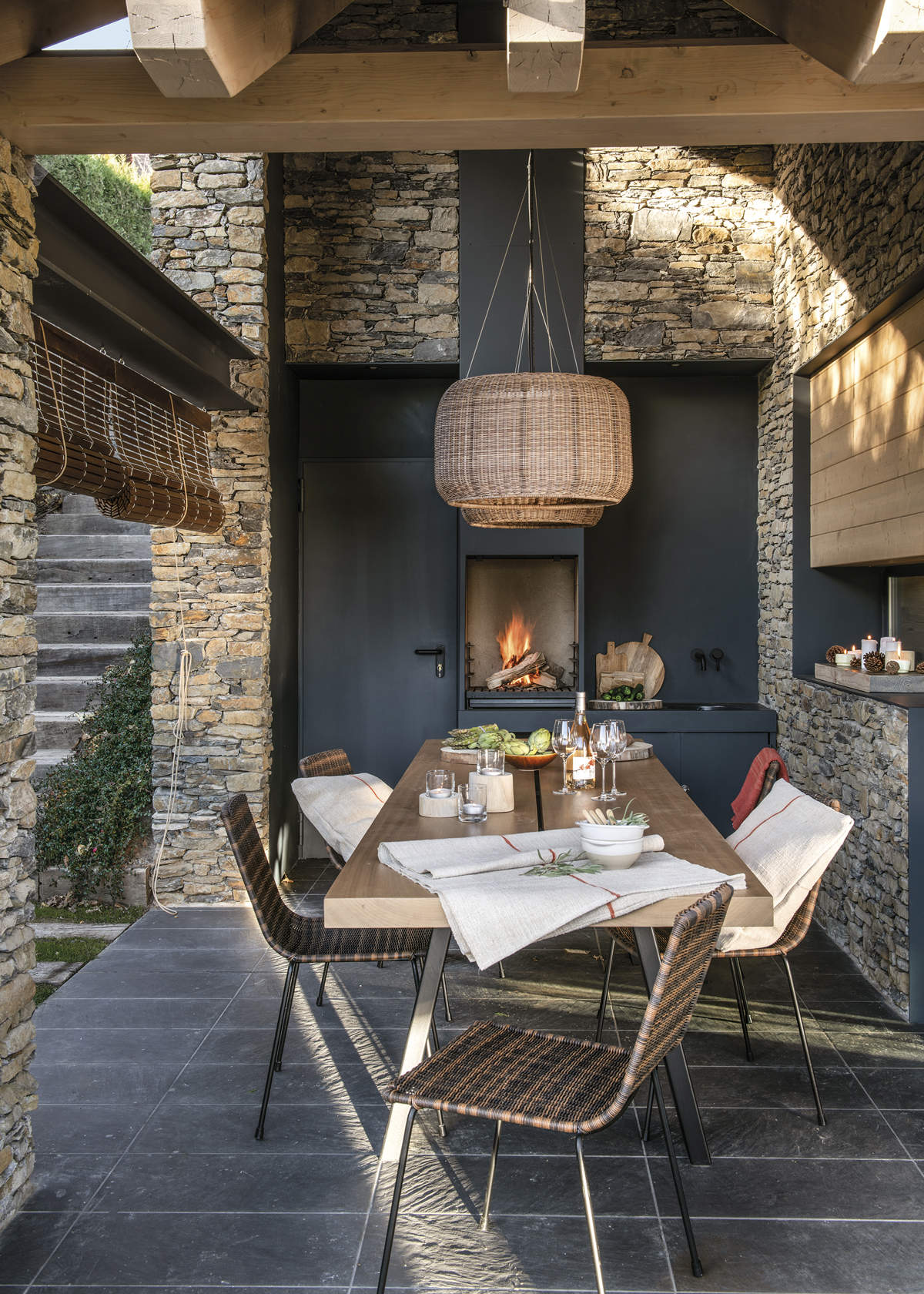 Terraza con comedor y chimenea exterior