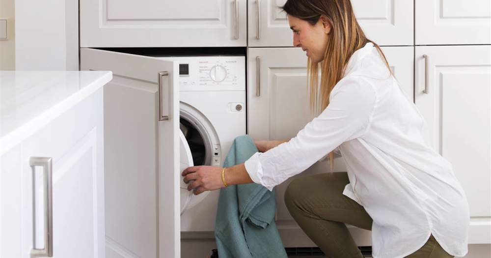 Mujer poniendo lavadora