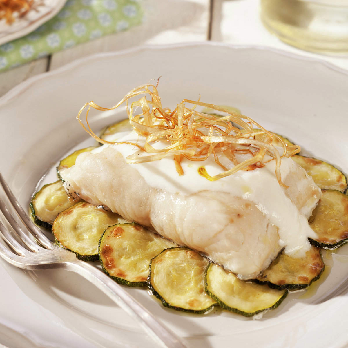 Merluza al horno con calabacín y puerro 