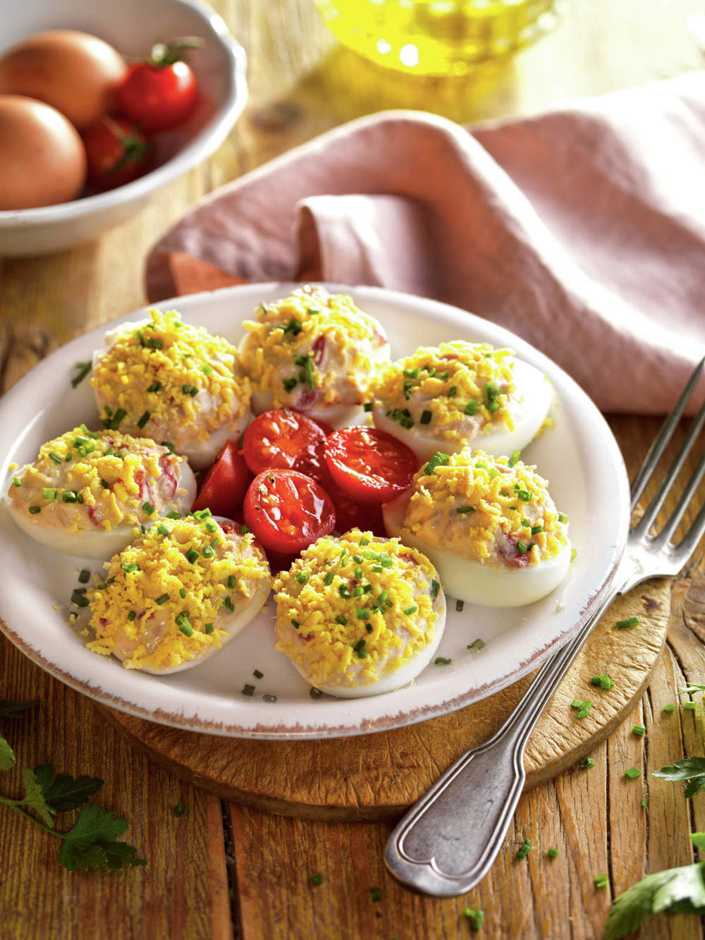 Huevos rellenos de atún, pimiento y cebolleta