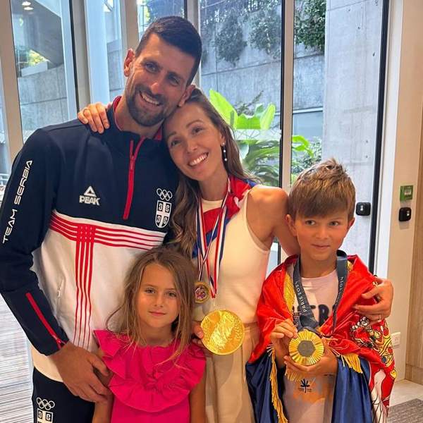 Novak Djokovic de festejo con su mujer e hijos tras ganarle el oro a Carlos Alcaraz en los Juegos Olímpicos de París 2024.