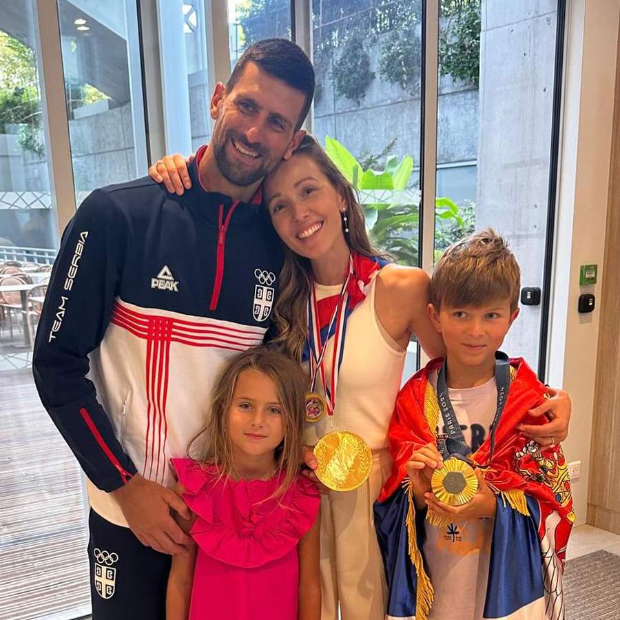 Novak Djokovic de festejo con su mujer e hijos tras ganarle el oro a Carlos Alcaraz en los Juegos Olímpicos de París 2024.