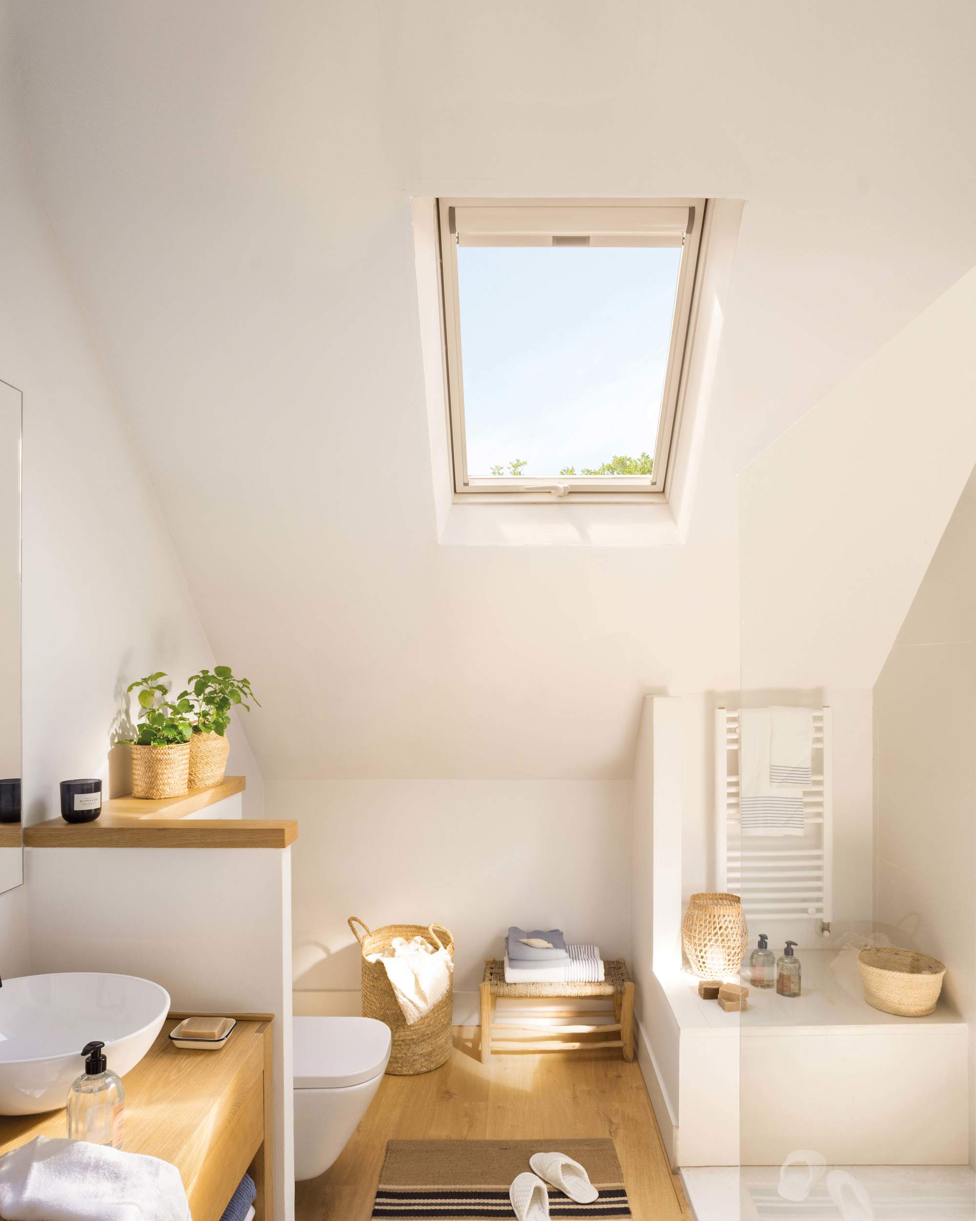 Baño pequeño abuhardillado en blanco y madera