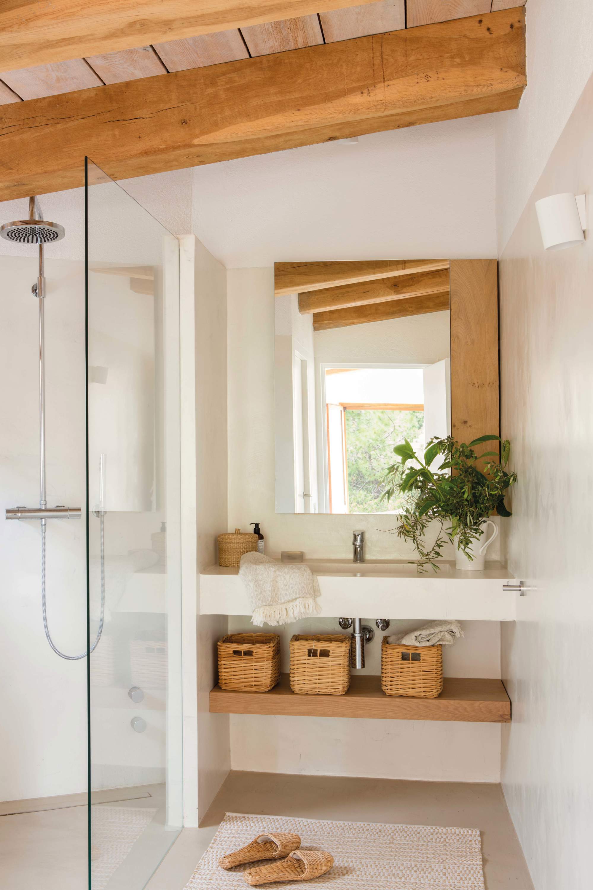 Baño pequeño con vigas, mueble volado y ducha