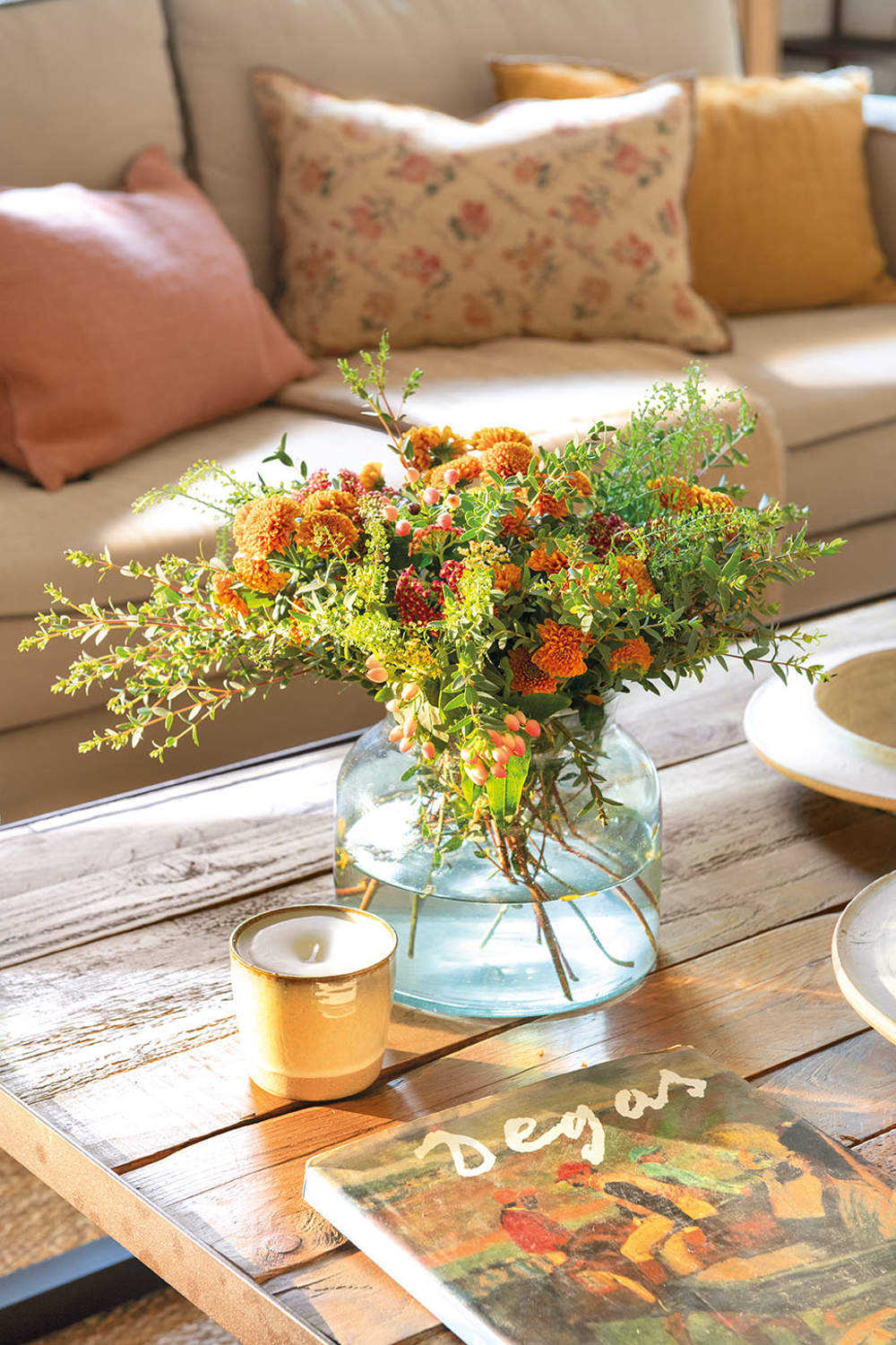 Detalle de una mesa de centro con un ramo de flores