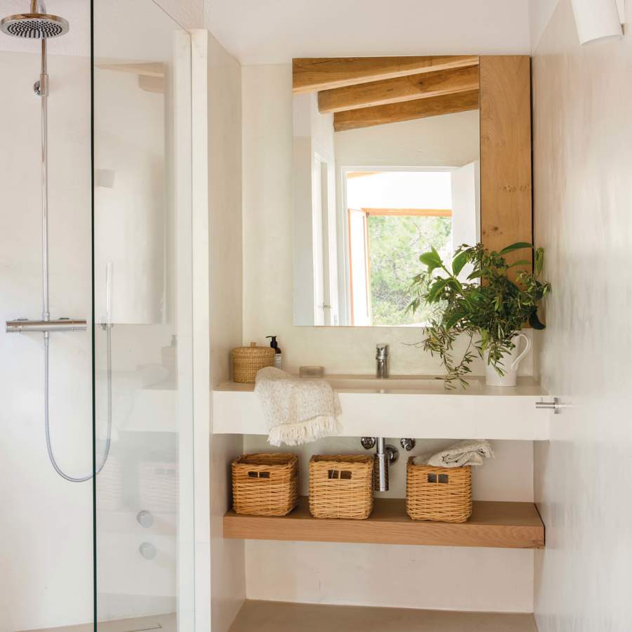 Baño pequeño con vigas, mueble volado y ducha