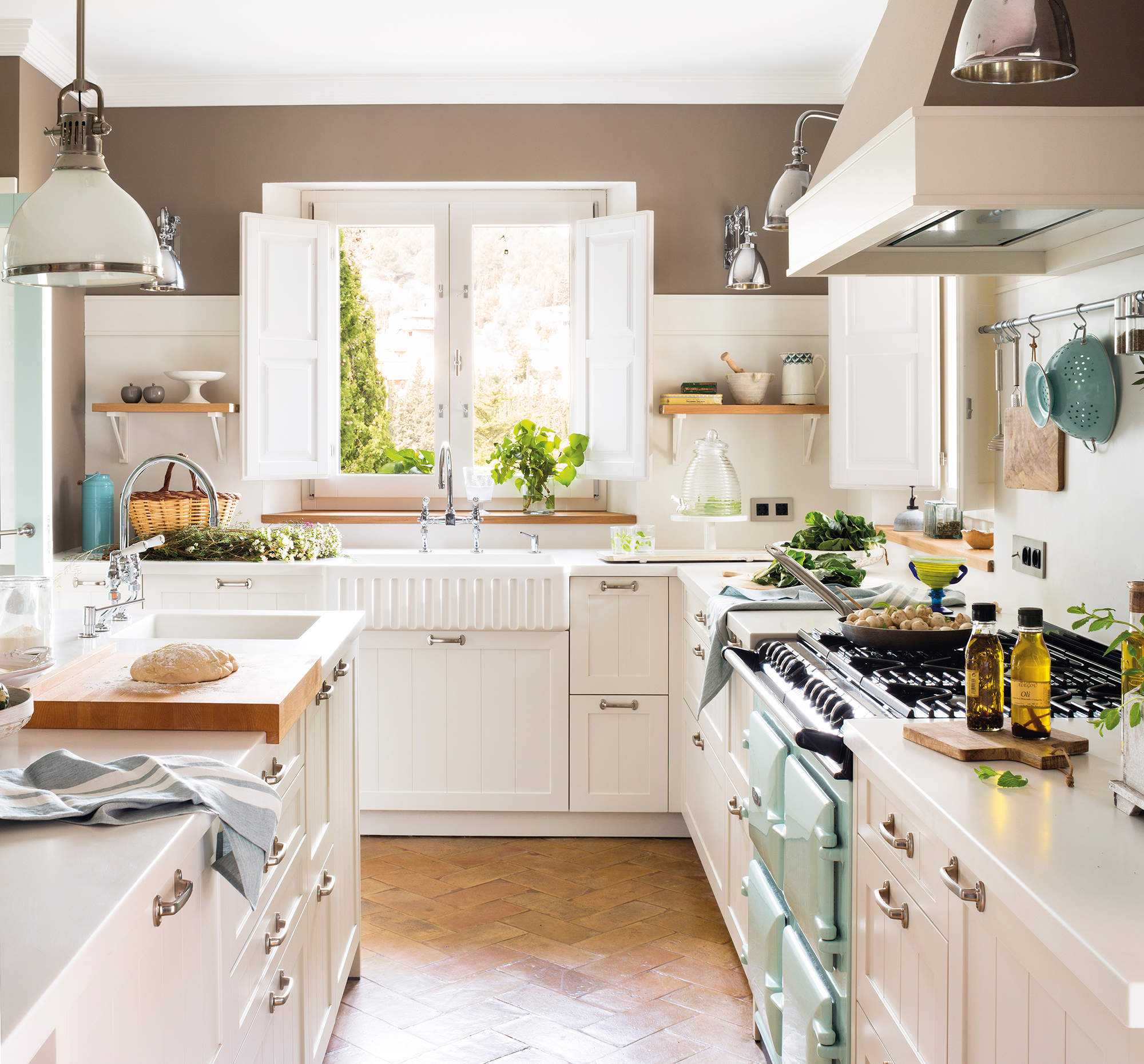 Cocina vintage con muebles blancos, pared piedra y detalles en verde candy_ 00454985