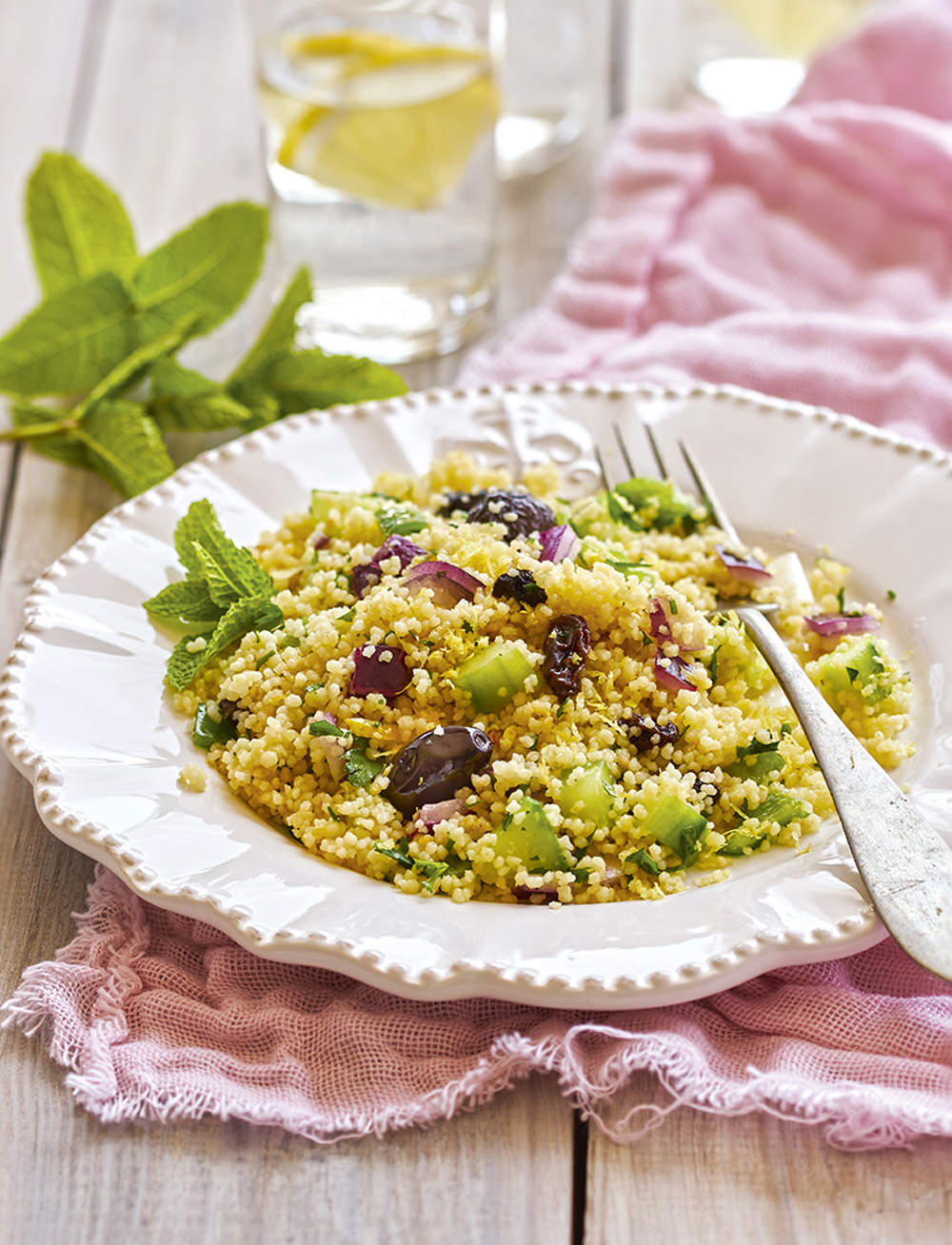 Cuscús con aceitunas negras y pasas