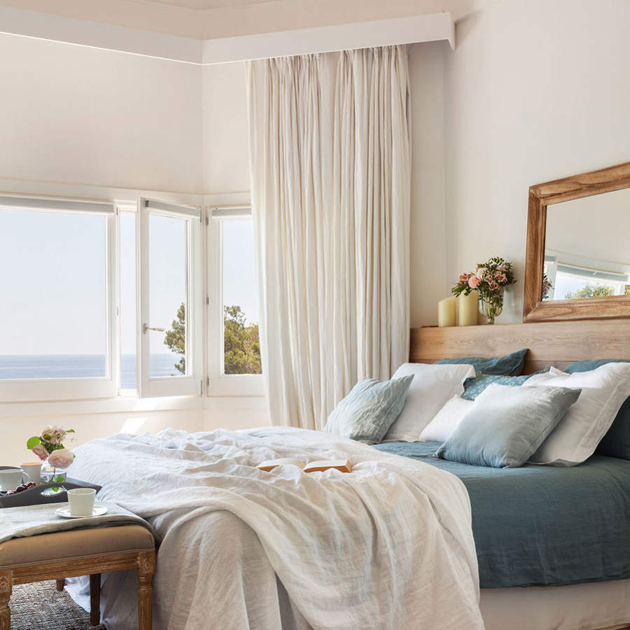 dormitorio-con-vistas-al-mar-y-ropa-de-cama-en-blanco-y-azul