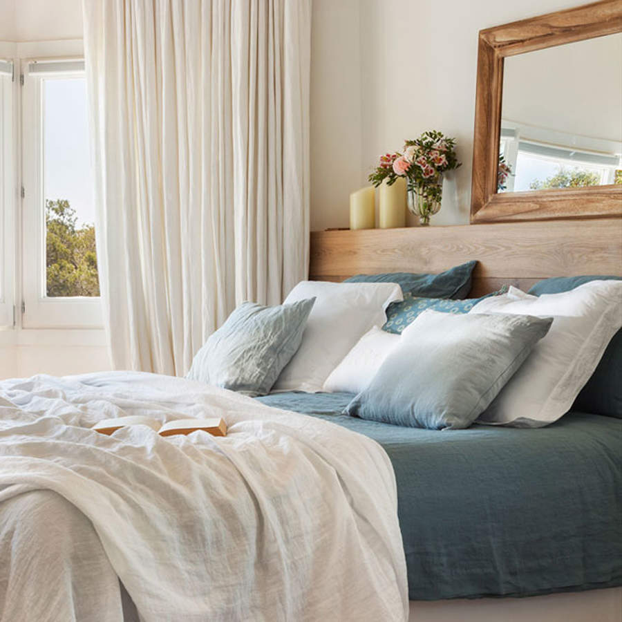 dormitorio-con-vistas-al-mar-y-ropa-de-cama-en-blanco-y-azul