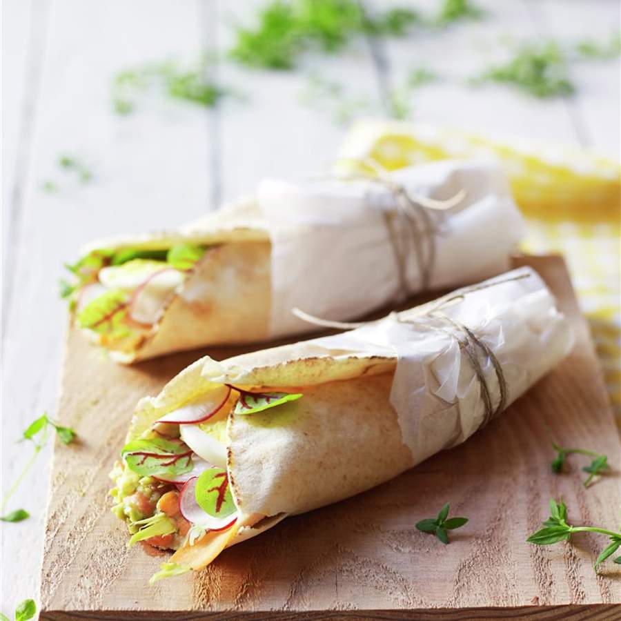 fajitas de maiz con guacamole hortalizas y tofu 