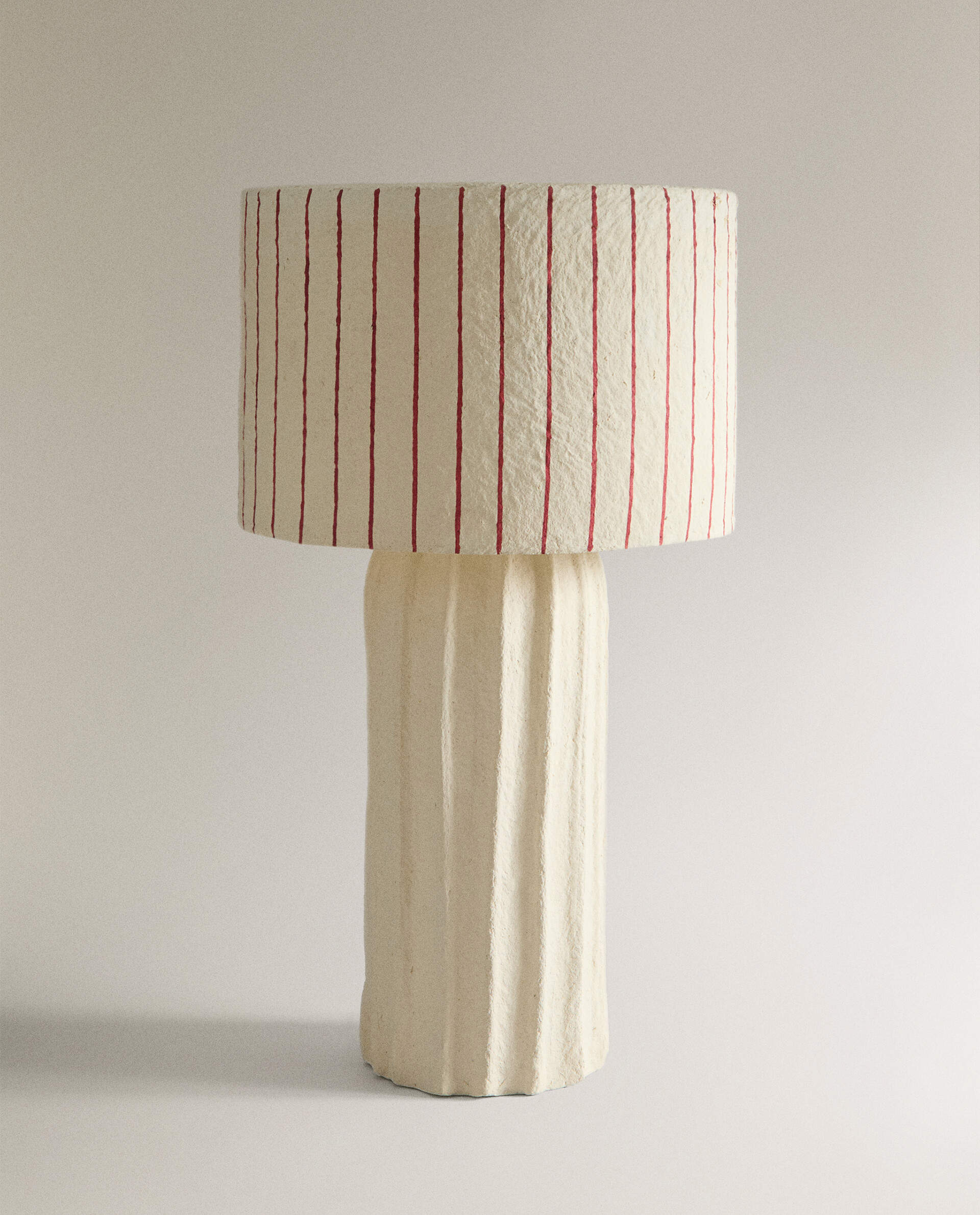 Lámpara de mesa de papel maché