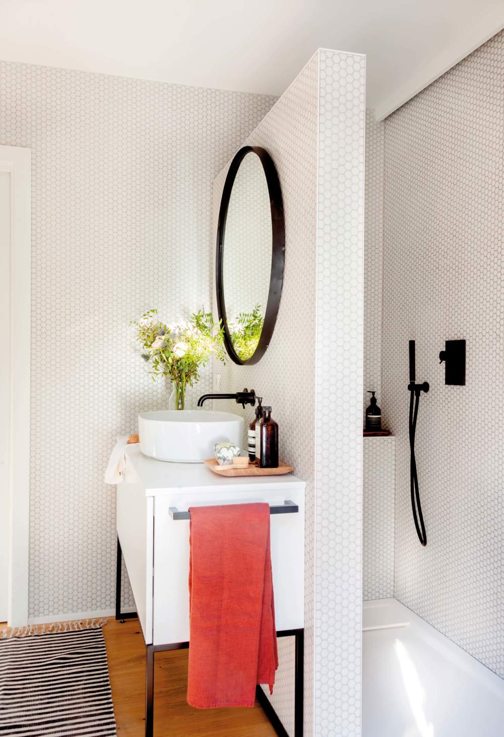 Baño pequeño con ducha detrás del lavabo