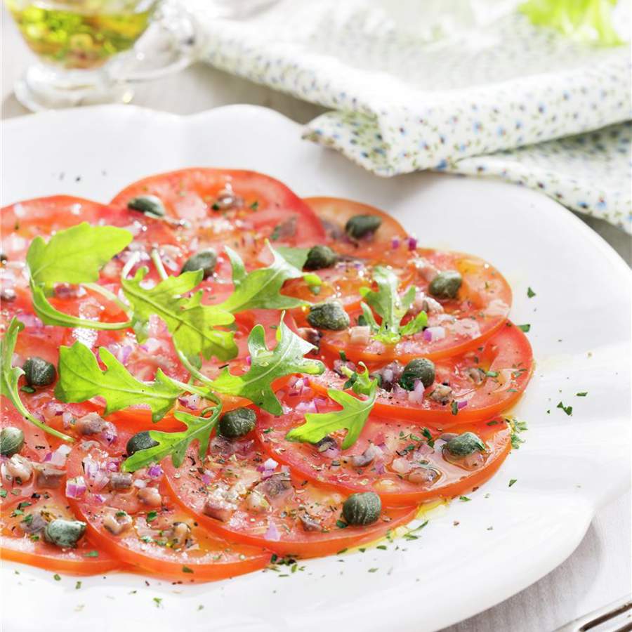 El carpaccio de tomate se prepara en escasos minutos y es muy refrescante