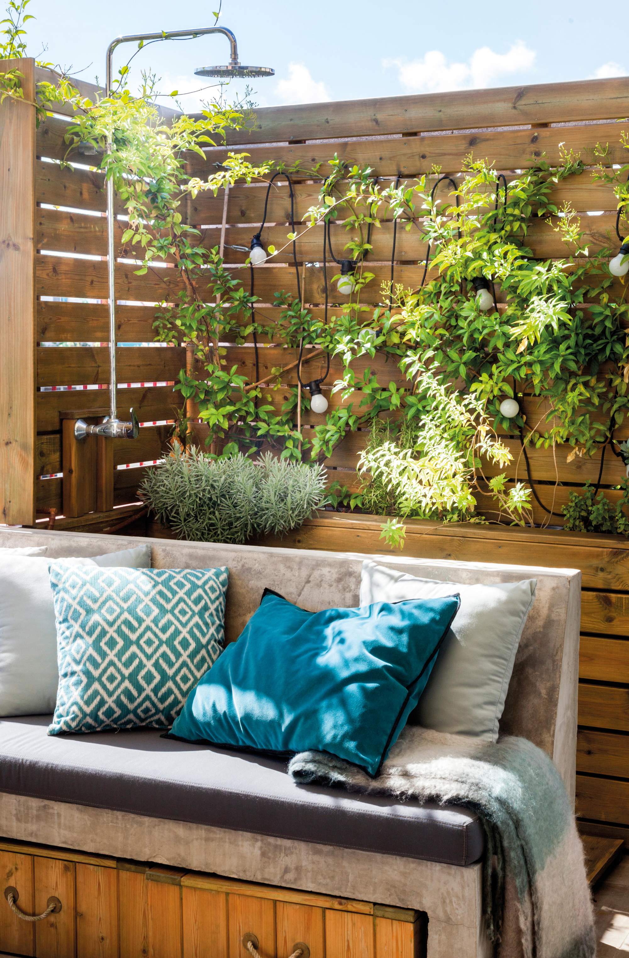 Terraza pequeña con ducha