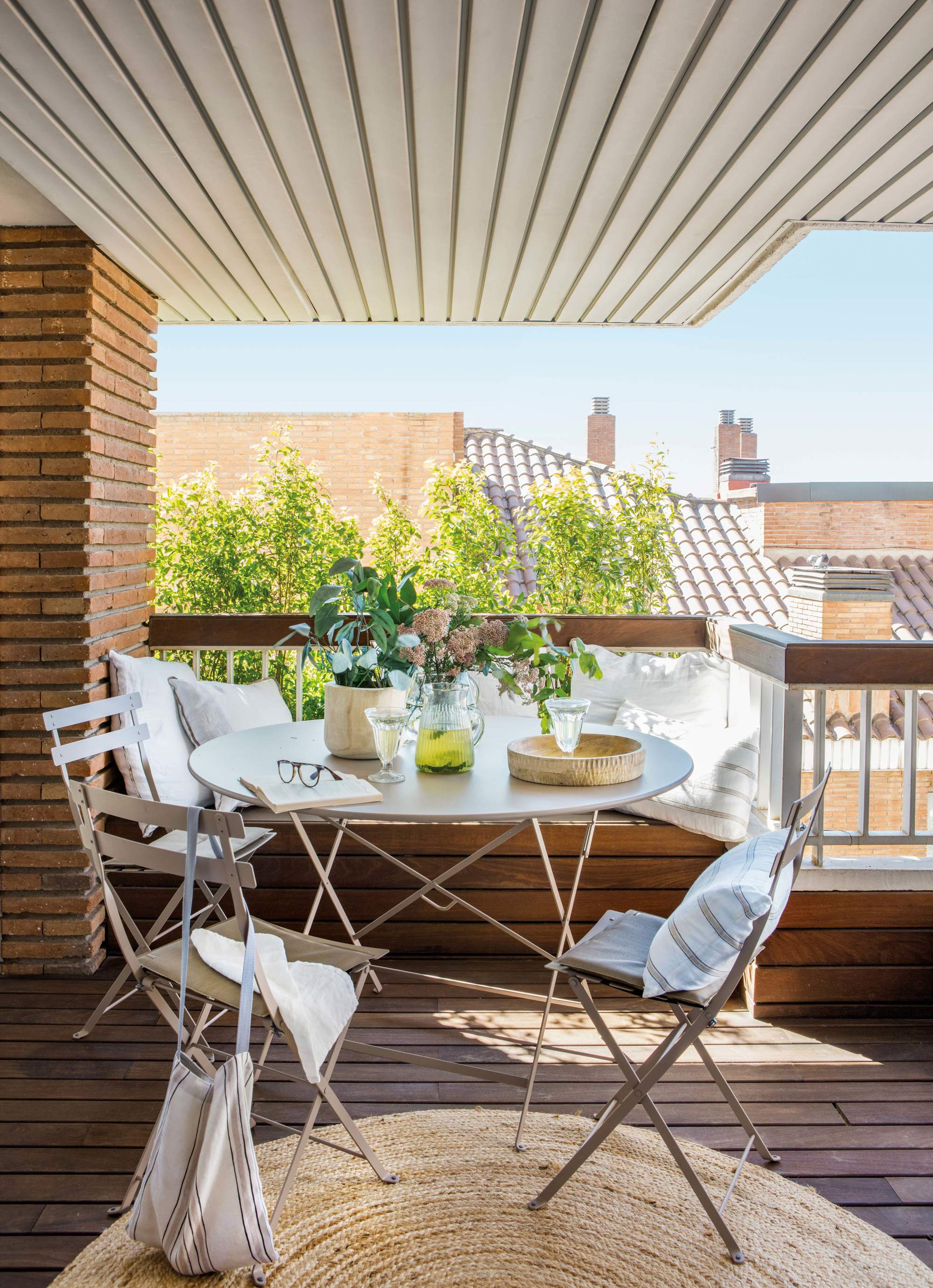 Terraza pequeña con muebles plegables