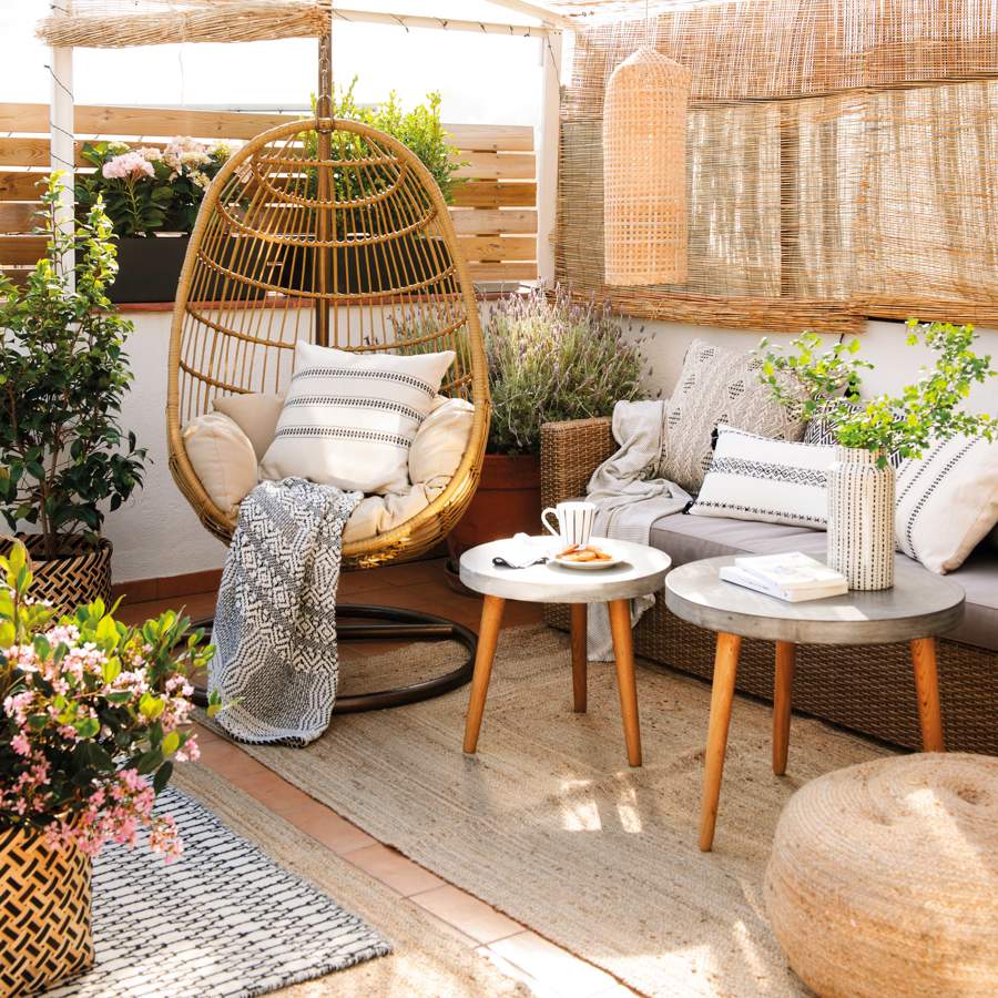 Terraza pequeña con toldo y sillón balancín