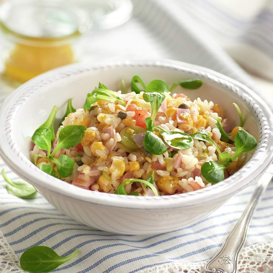 Aprende a preparar esta ensalada de arroz fresquita y saciante para verano