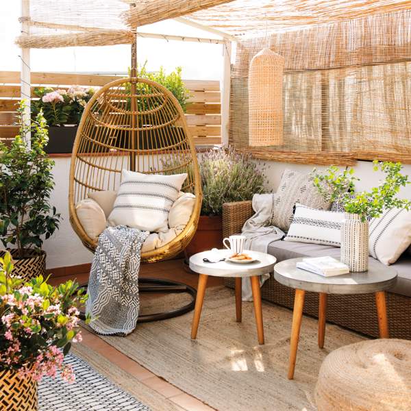 Terraza pequeña con toldo y sillón balancín