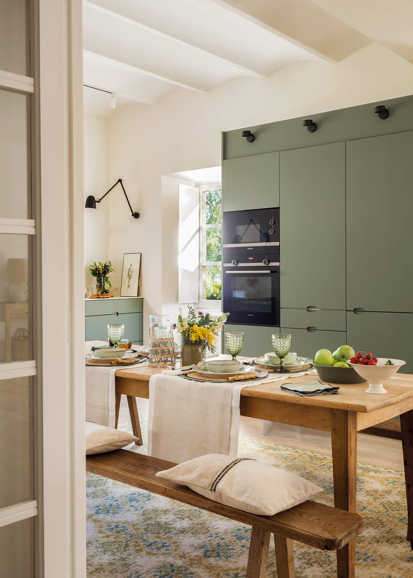 Cocina con muebles en color verde.