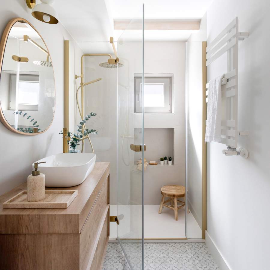 Baño pequeño con ducha madera y blanco 