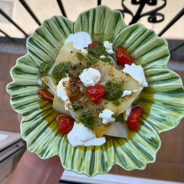 Lasaña fría de verano con tomate, burrata y un pesto diferente: más sabrosa y económica